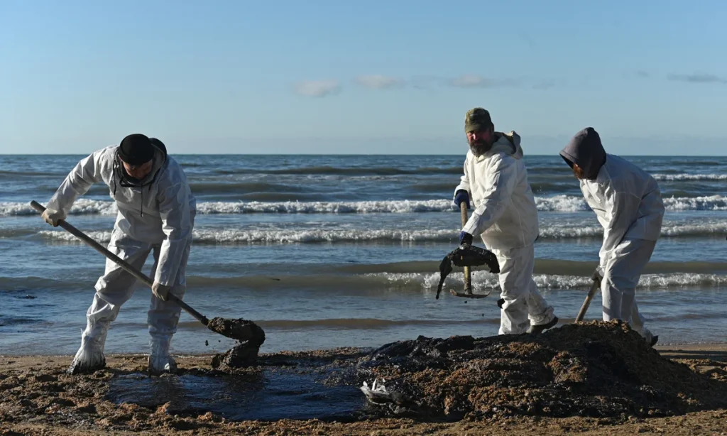 Crimea Chief Warns of Environmental Threat from Black Sea Oil Spill