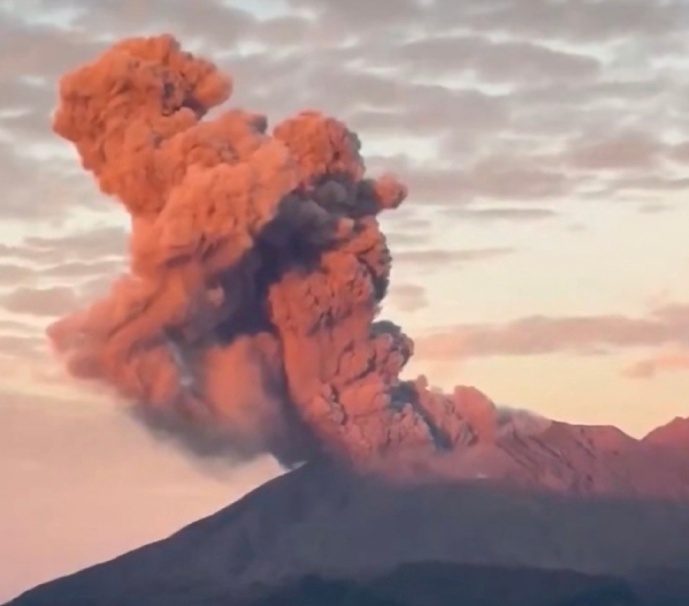 Sakurajima Volcano Explosion (News Central TV)