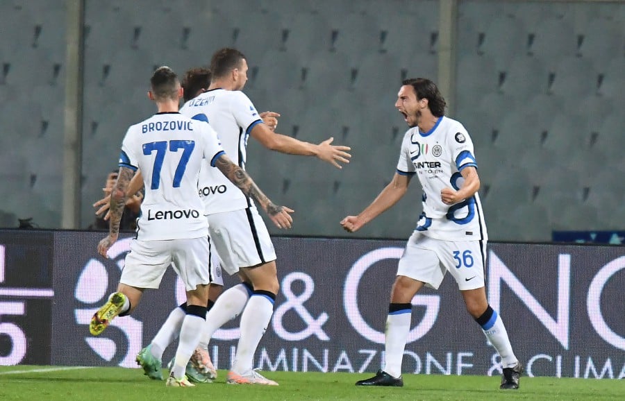 Inter Crush Lecce to Keep Napoli in Sight in Serie A Title Race