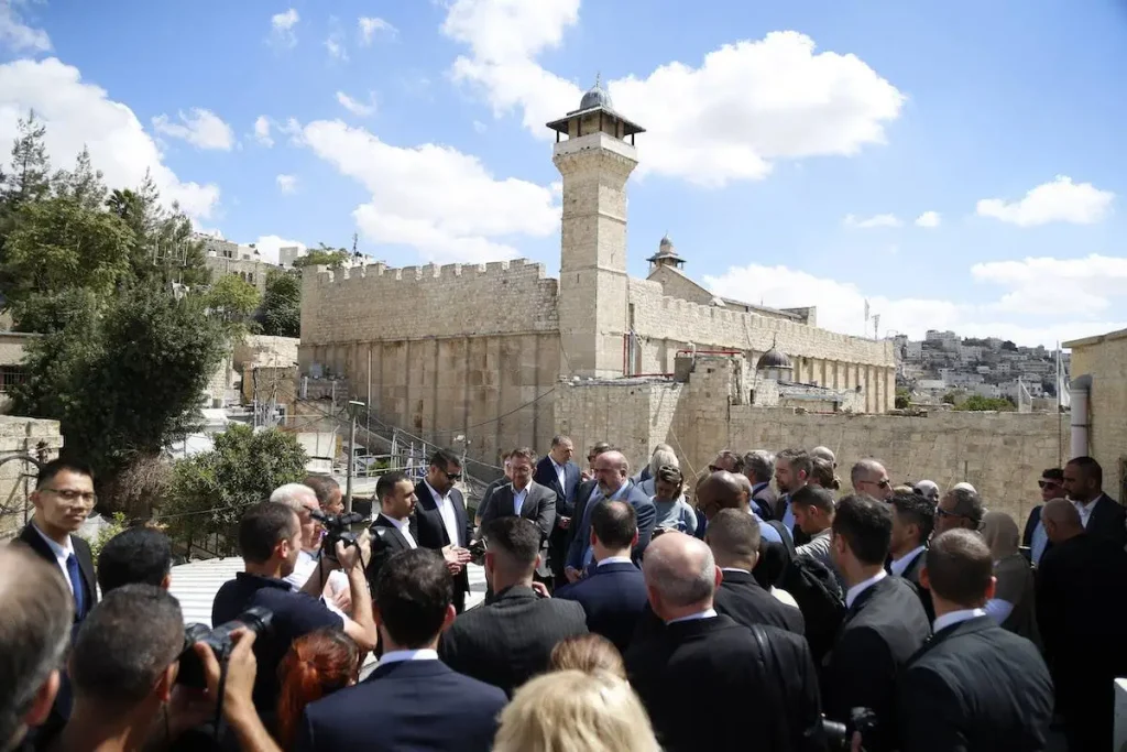 Israel Blocks Call to Friday Prayer at Ibrahimi Mosque in Hebron