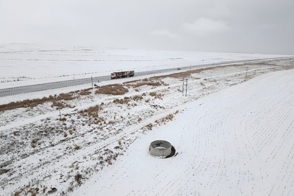 One Dead After Snowstorm Leaves Hundreds Stranded in South Africa