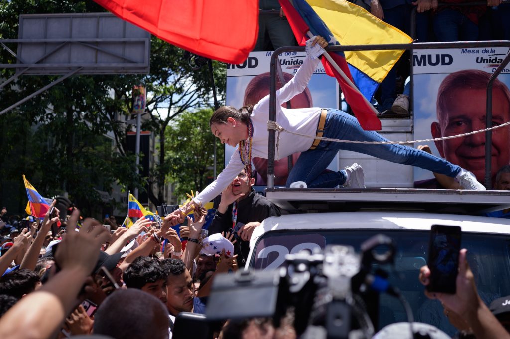 Venezuelan Opposition Leader Machado Defies Arrest Threat to Address Rally