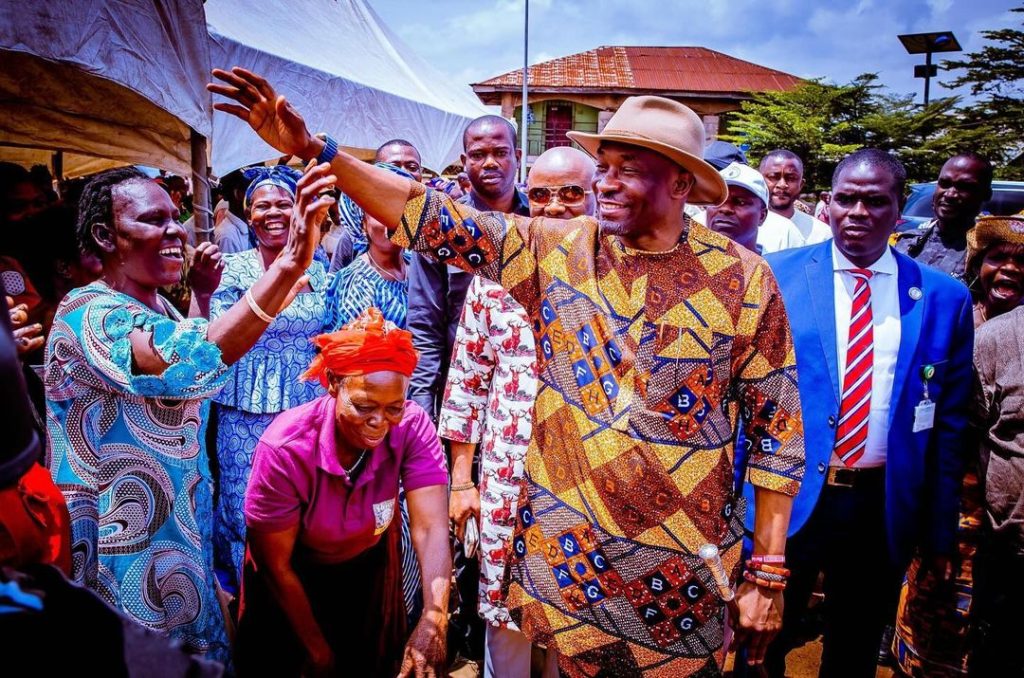 Nigerian Deputy Speaker Distributes Aid to Constituents in Abia State