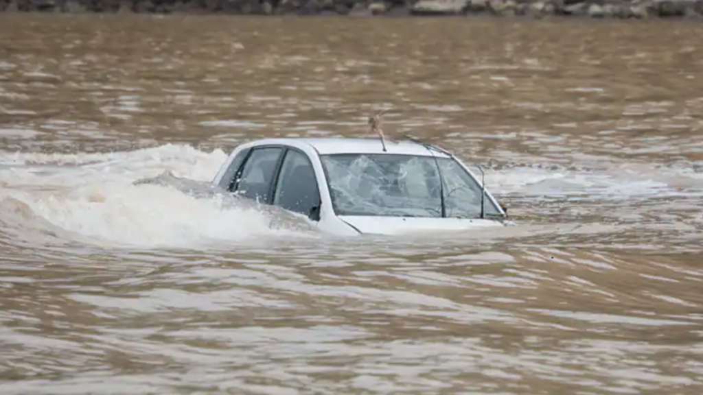 Kenyan Police officer dead after his car was swept by floods (News Central TV)
