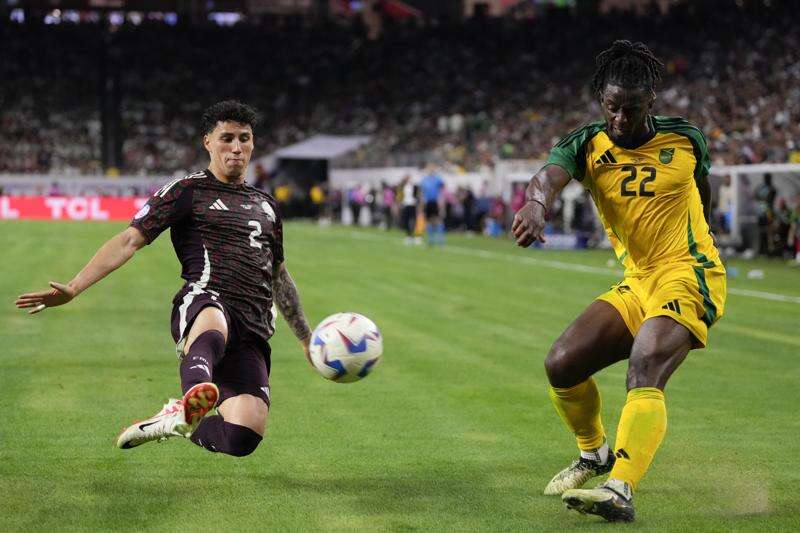 Mexico Edge Jamaica 1-0 but Lose Captain Alvarez to Injury