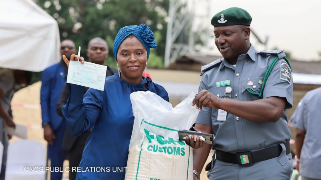 Nigerians Customs Service Distribute seized rice to Nigerians at discount rate of 10k (News Central TV)
