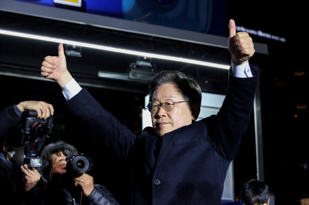 South Korean Opposition Leader Lee Stabbed in Neck, Expected to Undergo Surgery