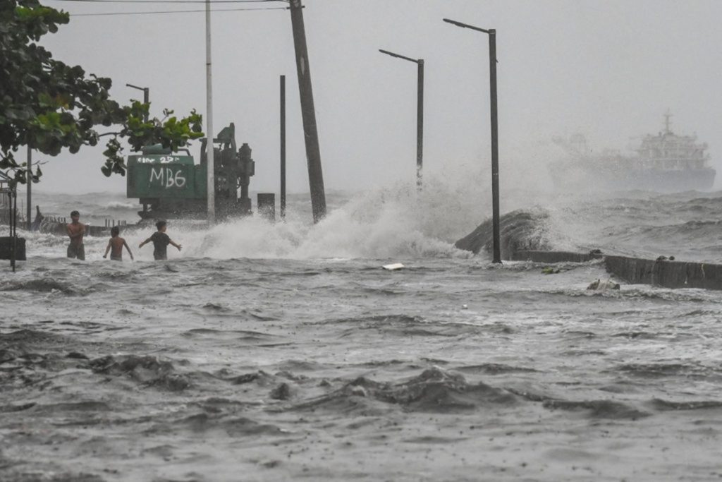 Thousands Evacuated in Philippines Ahead of Typhoon Yinxing