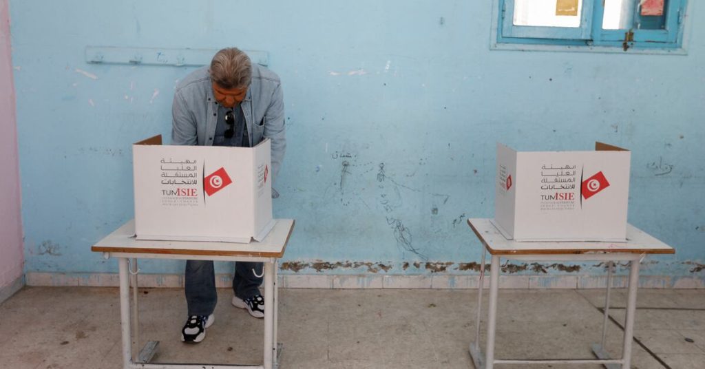 Tunisian Legal Experts Warn of Presidential Election Legitimacy Crisis