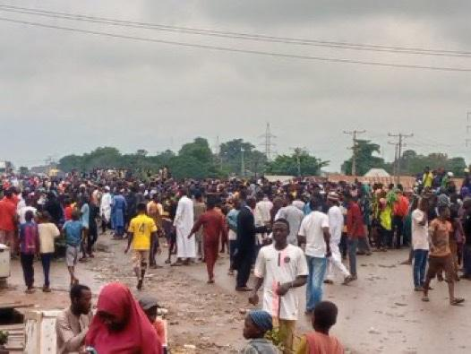 Gridlock in Niger State as Protestors Swarm Highway, Block Traffic