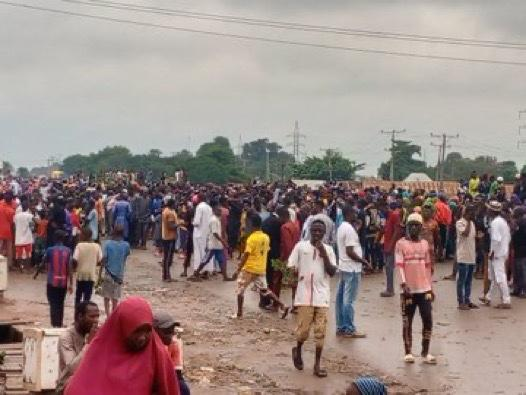 Gridlock in Niger State as Protestors Swarm Highway, Block Traffic